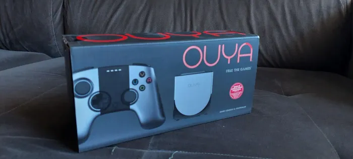 Ouya na caixa completo, acesso ao catálogo mantido por fã, com emuladores na memória.