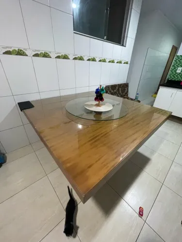Vende se mesa com tampo de vidro giratório