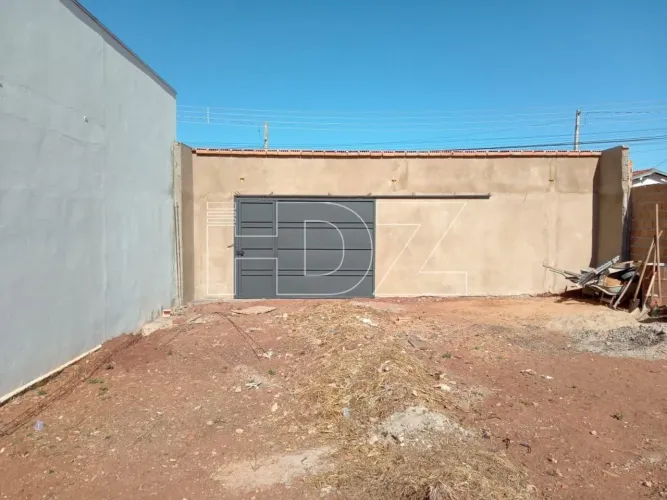 Terreno com portão, muro e água
