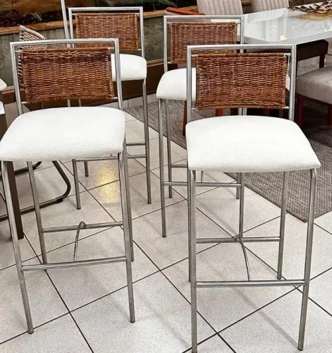 Banquetas Altas Modernas em Aço + Encosto em Vime (Conjunto c/ 4) Super Confortáveis