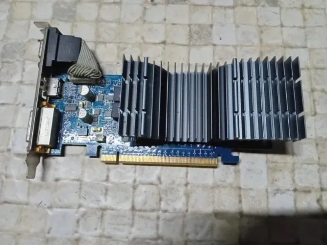 Placa de Vídeo Asus 512Mb EN8400GS, apenas 100,00