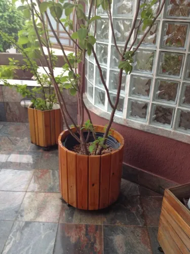 Vaso de plantas em madeira de cumarú