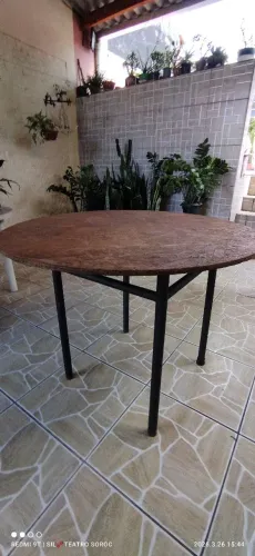 MESA COM TAMPO DE MADEIRA