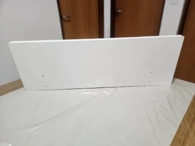 Duas prateleiras em MDF medindo 75x25cm e 32x19cm