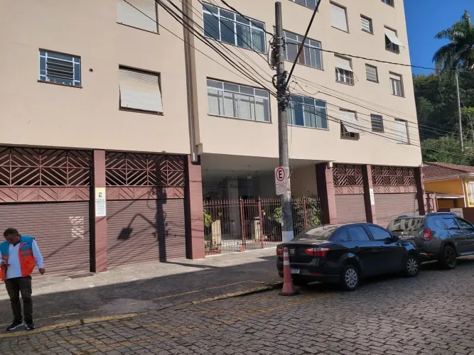 Apto Centro, amplo, reformadíssimo, local nobre, frente Museu Imperial - Petrópolis - RJ