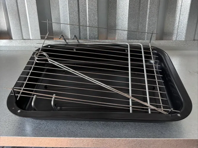 Mini churrasqueira para espetinho desmontável - acompanha grelha e espetinho inox