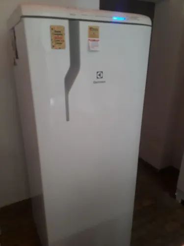 Vende-se Geladeira Electrolux 4 anos de uso seminova, frostfree, 319 L, repor gás.