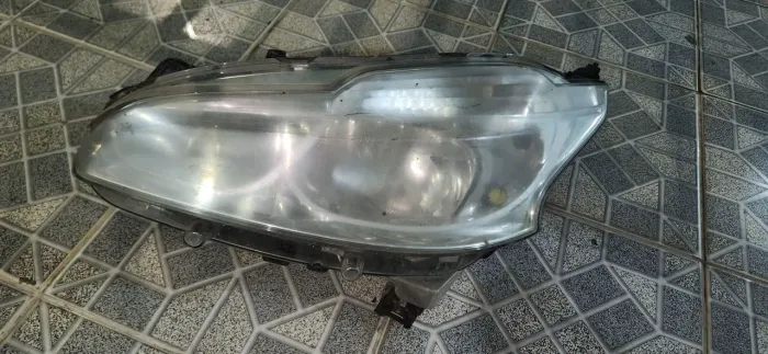 Farol Peugeot 208