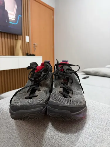Vendo tênis de vôlei/basquete tamanho 44
