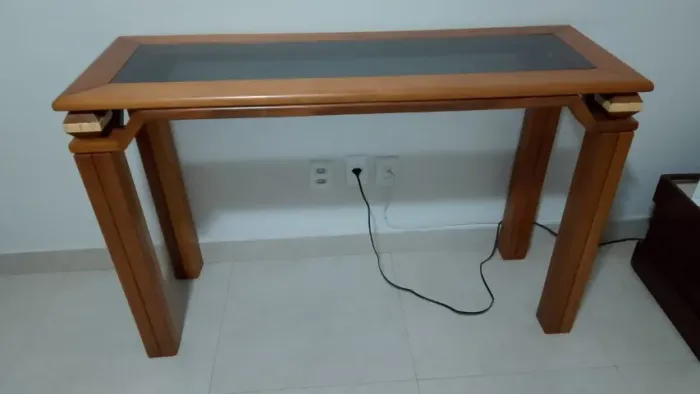 Aparador de mogno maciço com tampo de vidro fumê, 1,40 m, precisa de reparo