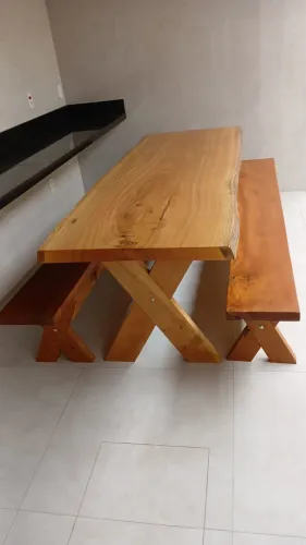 Mesa e Bancos de Madeira com Borda Orgânica Sob Medida