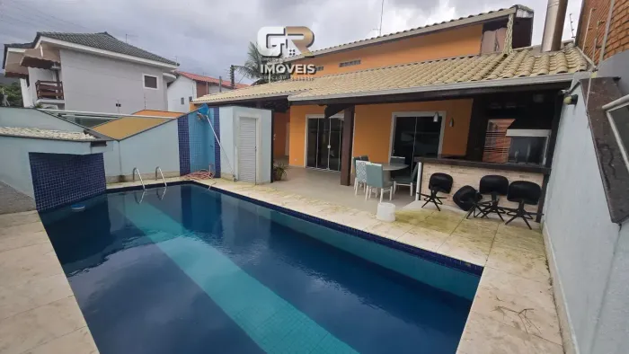Casa em condominío com 4 Dormitórios