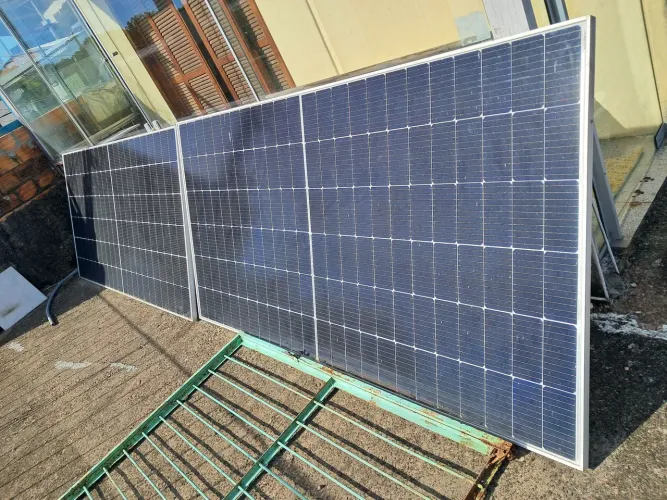 Vendo kit com 2 placas fotovoltaicas de 610w, + acessórios.