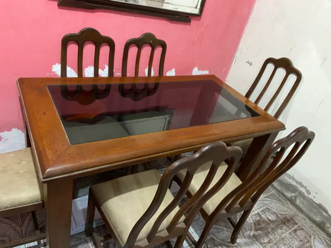 Vende-se mesa e cristaleira de madeira maciça.