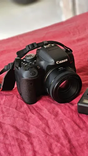 Vendo Canon T6i com lente 50mm usada poucas vezes e lente do kit + duas baterias