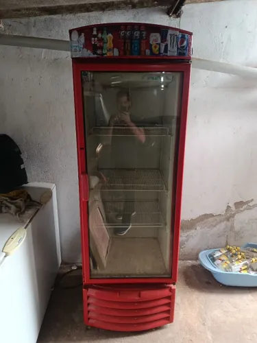 Vende-se esse frizer expositor. Metal frio 550 LT.