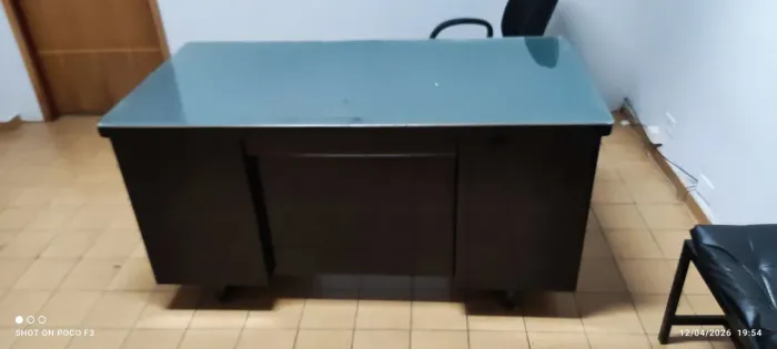 Mesa industrial antiga reformada com pintura automotiva e tampo de vidro jateado exclusiva