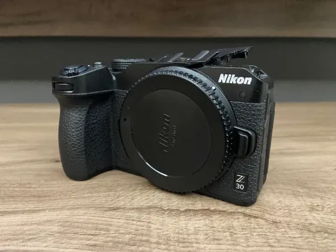 Câmera Nikon Z30 Mirrorless - 10K Clicks - LEIA DESCRIÇÃO