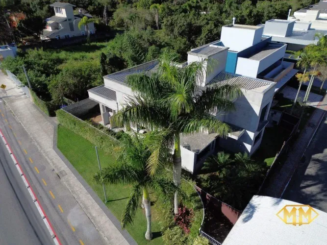 Casa para locação anual em condomínio fechado de alto padrão localizada em Ponta das Canas