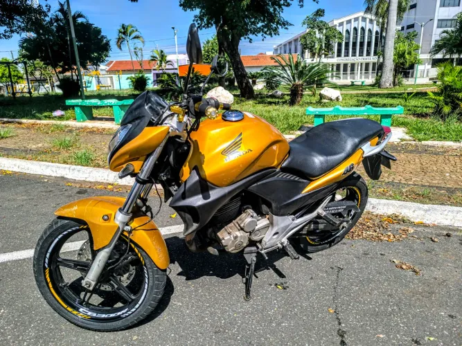 CB300 Dourada