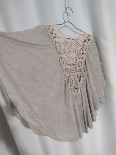 Blusa manga morcego com detalhes de crochê na parte posterior