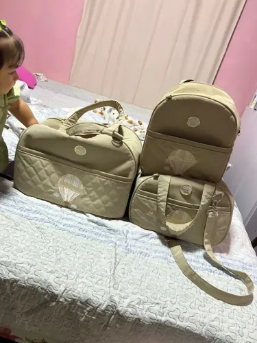Vendo esse carrinho semi novo e esse jogo de bolsa de saída de maternidade 