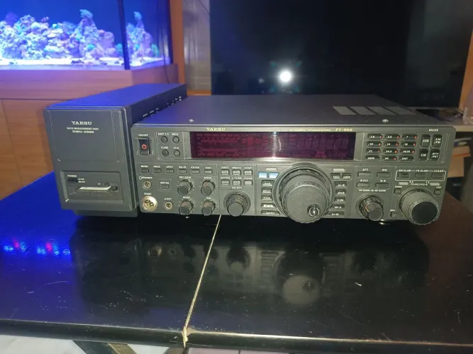 Yaesu FT950 Com DMU2000