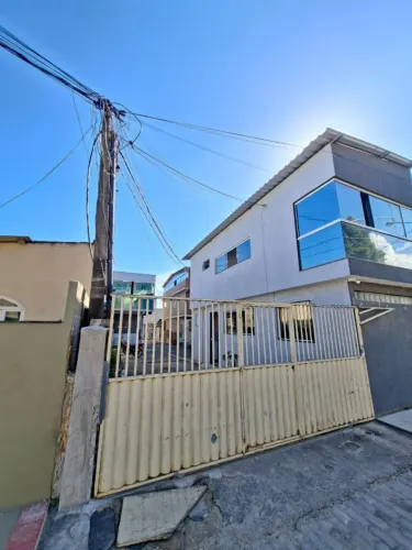 AZ IMÓVEIS VENDE - 260 mil à vista.   Apto térreo com 03 quartos, 01 banheiro, sala. Copa/