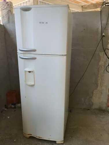GELADEIRA DUPLEX, COM DEFEITO 