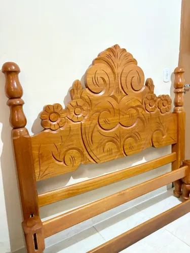 Cama de casal em madeira maciça