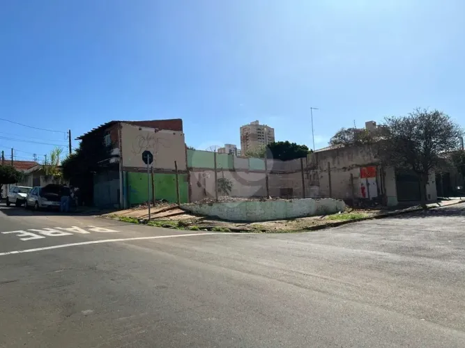 Terreno à venda na Rua Saldanha Marinho em Piracicaba/SP.