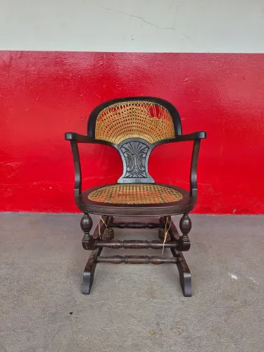 cadeira de balanço colonial em madeira nobre / movel antigo relíquia