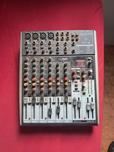 BEHRINGER XENYX1204USB 