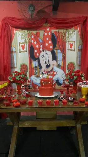 Painel da Minie vermelha para aniversário da sua filha e voal