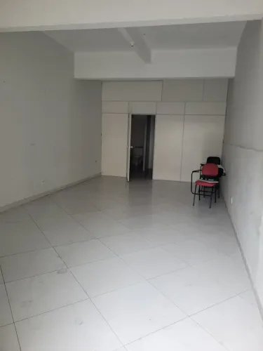 Loja de frente para aluguel, com 59 metros quadrados em Rocha Miranda - Rua dos Diamantes