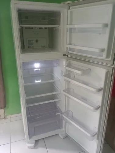 geladeira Electrolux Frost Free fucinando perfeitamente bem conservada