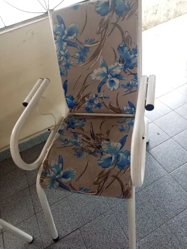 Vende se um conjunto de cadeiras de areia cm mesinha