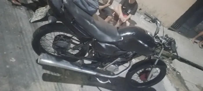 Moto  2000 sucatinha so pegar e roda