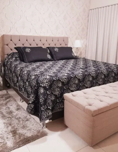 Conjunto cabeceira cama King + puff baú em linho no capitonê