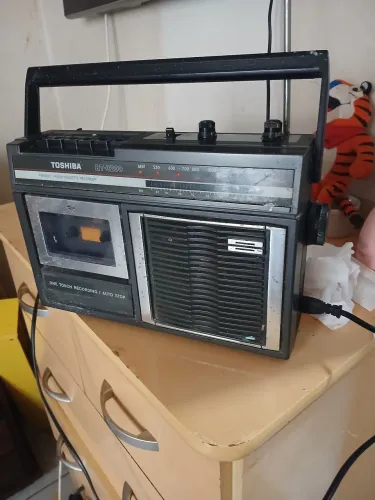Rádio toca fita Toshiba