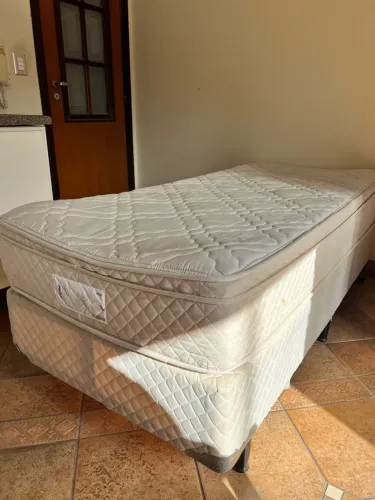 Vendo cama box solteiro usada