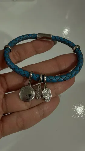Pulseira original Life by Vivara em couro azul, acompanhada 3 berloques originais