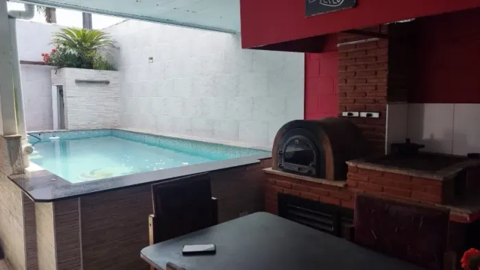 Vendo Casa dos Sonhos c/ Piscina Aquecida e Churrasqueira, 2 Quartos,  em Peruíbe-SP