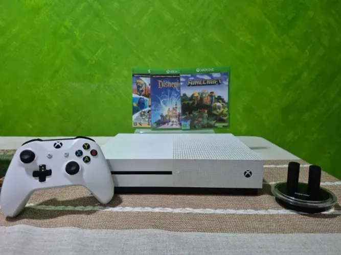 Xbox one S com controle sem fio, bateria e mais 3 jogos