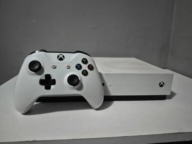 Xbox One S 1TB+ 1 controle