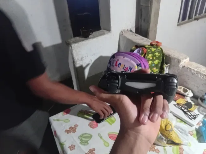 Ps4 usado, o controle ta com o r1 quebrado, aceito troca em cel