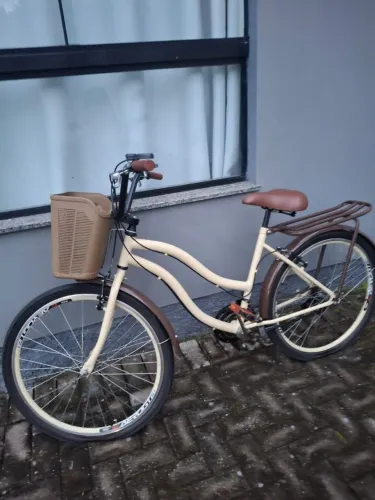 Bicicleta de Passeio Urbana Retrô Bege com Marchas, Cestinha e Bagageiro