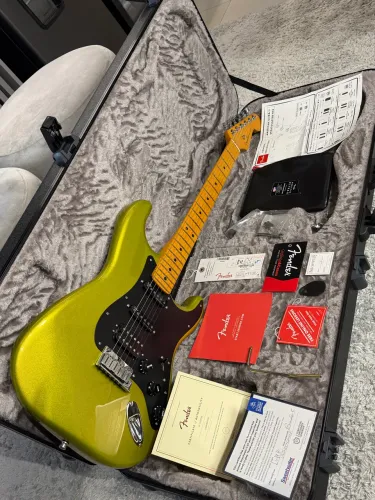 Guitarra Fender American Ultra II Stratocaster HSS Solar Flare - 2024 | IMPECÁVEL