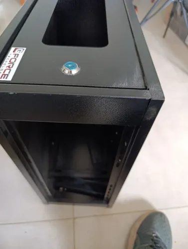 Rack fecha com chave ,entrada de ventilação CFTV e cabeamento rede