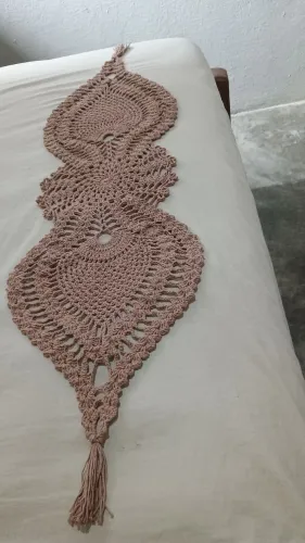 Vendendo um trilho de mesa de crochê 